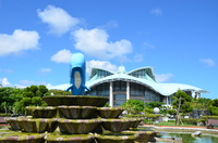 クジラと沖縄コンベンションセンター