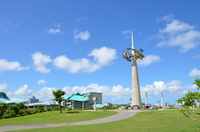 塔と沖縄コンベンションセンター